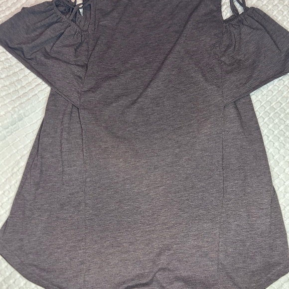Umgee Cold Shoulder Gray Top with Strappy Sleeve Detail | Size Large - Picture 3 of 5